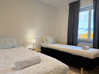 Workers Apartment - 3 BR - 7 Beds - TV in each room - Parking - 5