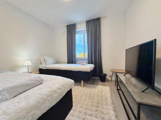 Workers Apartment - 3 BR - 7 Beds - TV in each room - Parking - 2