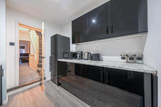 Central Cardiff townhouse for groups - 7