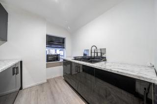 Central Cardiff townhouse for groups - 4