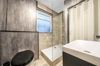 Central Cardiff townhouse for groups - 1