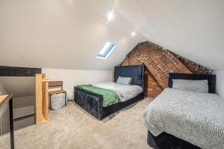 Central Cardiff townhouse for groups - 2