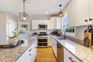 Free Champagne all Winter at Stylish Designer Retreat Sleeps 10 - 2