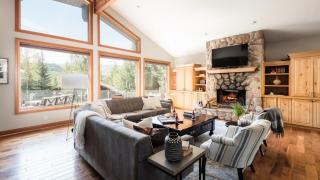 Sleeps 16 Modern Mountain Escape w Hot Tub Mason by AvantStay - 4