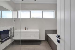 Executive On Parkview - 3BR modern family home - 5