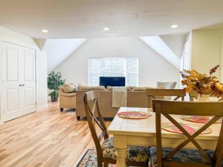 NEW-Queen Beds-In-Unit Laundry- Modern Kitchen-NH - 0