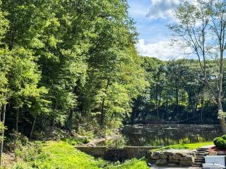 NEW-Queen Beds-In-Unit Laundry- Modern Kitchen-NH - 6