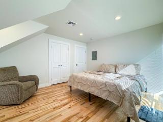 NEW-Queen Beds-In-Unit Laundry- Modern Kitchen-NH - 3