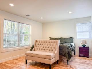 NEW-Queen Beds-In-Unit Laundry- Modern Kitchen-NH - 2