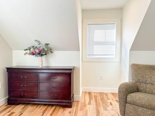 NEW-Queen Beds-In-Unit Laundry- Modern Kitchen-NH - 1