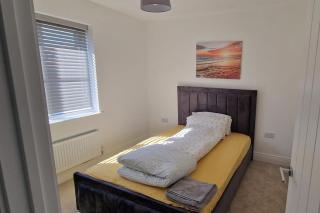 Peterborough - House - Sleeps 8 - Parking - Garden - 8