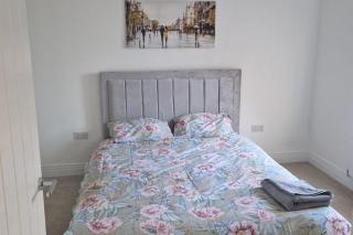 Peterborough - House - Sleeps 8 - Parking - Garden - 3
