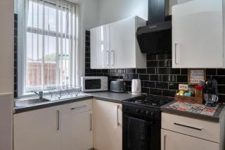 Comfortable 2BR Home - Pet-Friendly - Sleeps 8 - Parking - 6