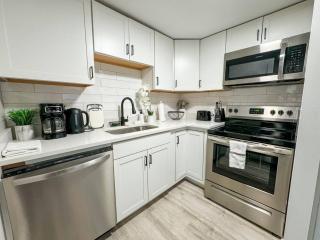 Mins to Manchester/Concord-In Unit Laundry- Q Beds - 9