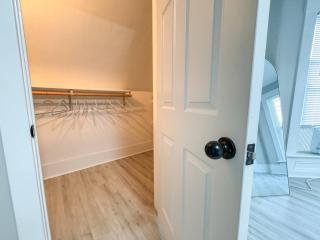 Mins to Manchester/Concord-In Unit Laundry- Q Beds - 7