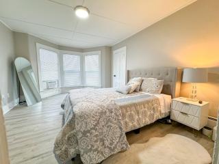 Mins to Manchester/Concord-In Unit Laundry- Q Beds - 6