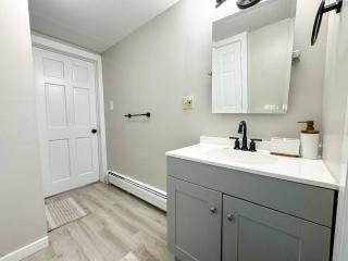 Mins to Manchester/Concord-In Unit Laundry- Q Beds - 3