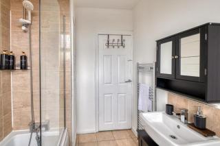 Comfortable 2BR Home - Pet-Friendly - Sleeps 8 - Parking - Knowsthorpe - 3