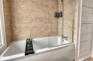 Comfortable 2BR Home - Pet-Friendly - Sleeps 8 - Parking - 5