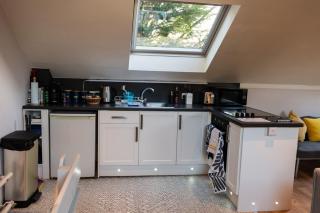 1 Bedroom studio with free parking - 5