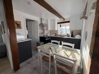 Charming Cottage in Holt with Parking - 3