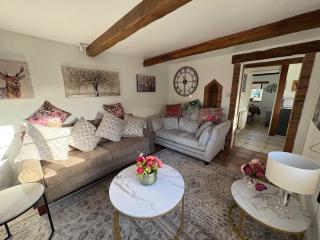 Charming Cottage in Holt with Parking - 1