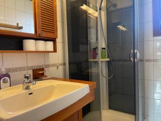 Workers Great Villa - 8 Beds - 2 Bath - Near Volvo - 4