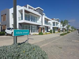 Cozy 2BR Escape l 3 Min to Beach l Pool&Parking - 1