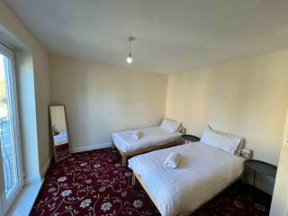 Stunning 4 Bedroom House in Luton - 8