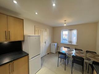Stunning 4 Bedroom House in Luton - 7