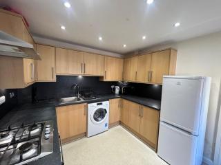 Stunning 4 Bedroom House in Luton - 4