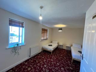 Stunning 4 Bedroom House in Luton - 3