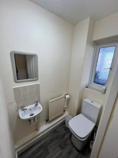 Stunning 4 Bedroom House in Luton - 2