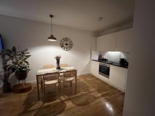 Two Bedroom apartment by Brookland Stays Serviced Accommodation & Short Lets in London with Free WiFi - 4
