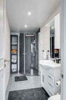 Workers Home Villa - 4BR - 2 Bath - Parking - 6