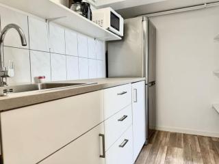 Workers Apartment -3 BR - 6 Beds - Free Parking - 6