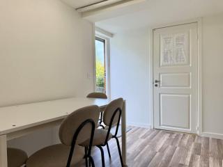 Workers Apartment -3 BR - 6 Beds - Free Parking - 7