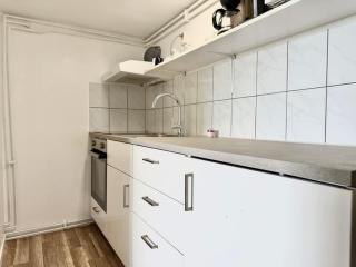 Workers Apartment -3 BR - 6 Beds - Free Parking - 4