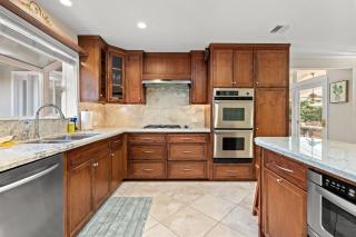 Airy Large Backyard Oasis Perfect Family Getaway - 1