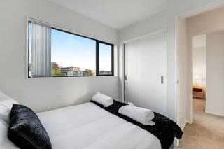 Modern Townhouse with Parking near Cornwall Park - 3