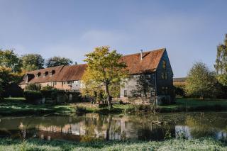 The Long Barn, a stylist barn conversion on a farm - 3