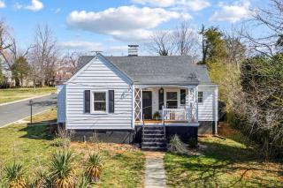 Quaint Cottage in heart of LYH - POOL with HOT TUB! - 3