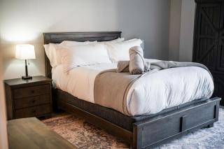 Luxury Downtown Loft - Balcony and Rooftop Bar! - 9