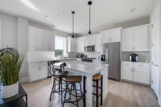 Luxury Downtown Loft - Balcony and Rooftop Bar! - 8