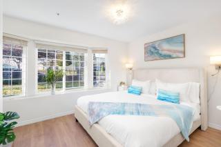 NEW Roomy 3BR Family Suite. 5 min to Skytrain. - Vancouver - 9