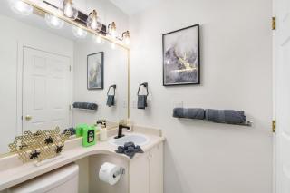 NEW Roomy 3BR Family Suite. 5 min to Skytrain. - Vancouver - 5