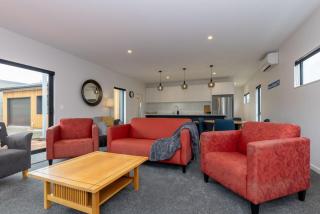 Methven Ski Chalet - Modern Comfort, Mountain Charm - 1