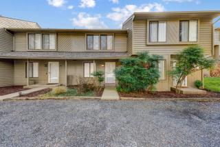 Harbor Ridge - Lakefront Retreat, Great Views, Pool and Dock Access! - 3