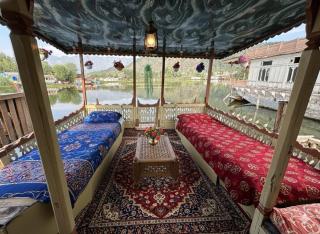 Houseboat Tourist - 1