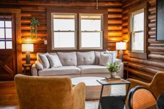 Riverwood - James River Cabin, Riverfront with Hot Tub and Mountain Views! - 0